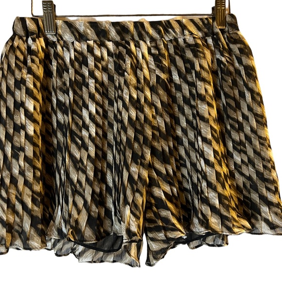 NEW Romeo & Juliet Couture Pleated  Animal Printed Shorts - Picture 3 of 4